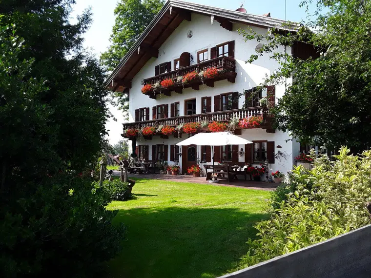 Bauernhaus mit Blumenschmuck